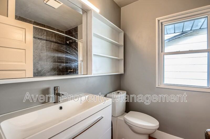 4754 N Syracuse St - Photo 7 of 11