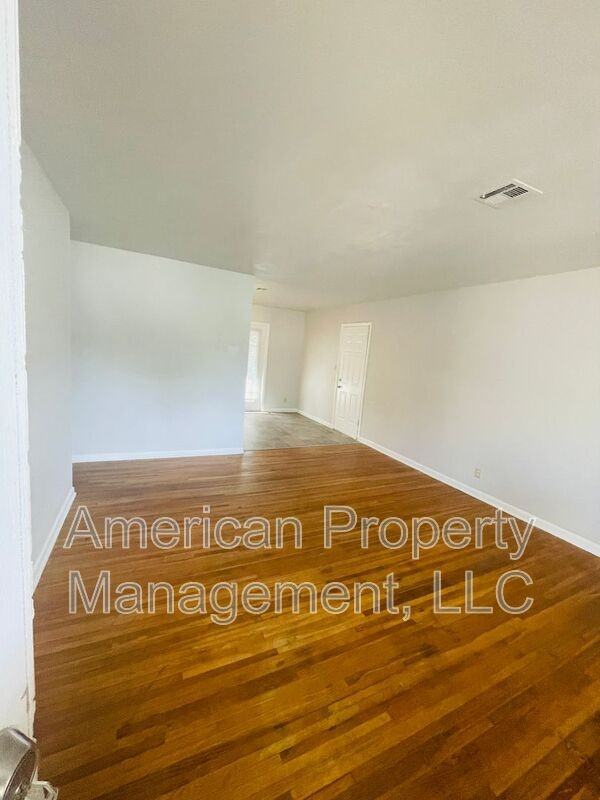 1110 N Hickory Ave - Photo 2 of 12