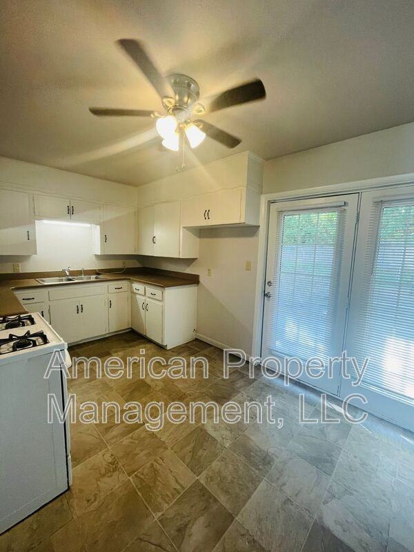 1110 N Hickory Ave - Photo 3 of 12