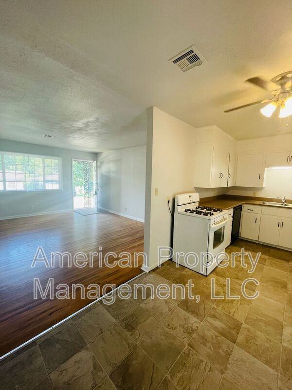 1110 N Hickory Ave - Photo 4 of 12