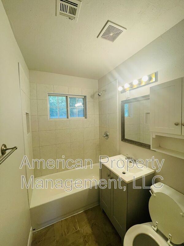 1110 N Hickory Ave - Photo 7 of 12