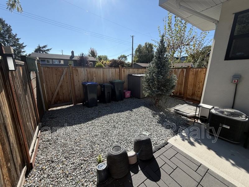 701 Kinnear Ave - Photo 6 of 22