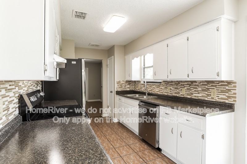 1715 Dalby Ct - Photo 5 of 18