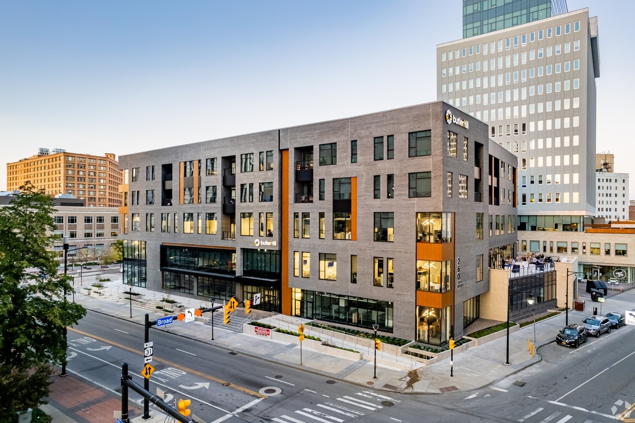 260 E. Broad - Photo 3 of 18