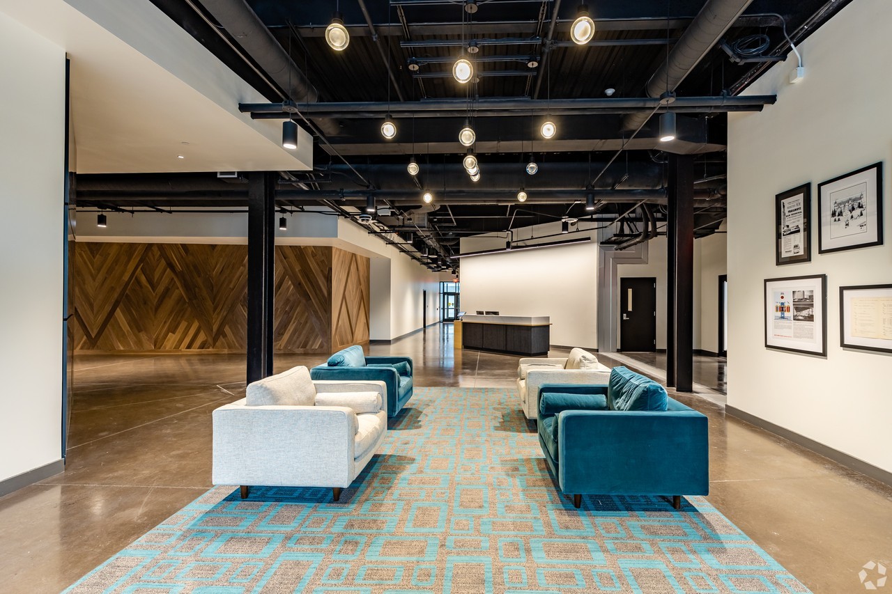 260 E. Broad - Photo 5 of 18
