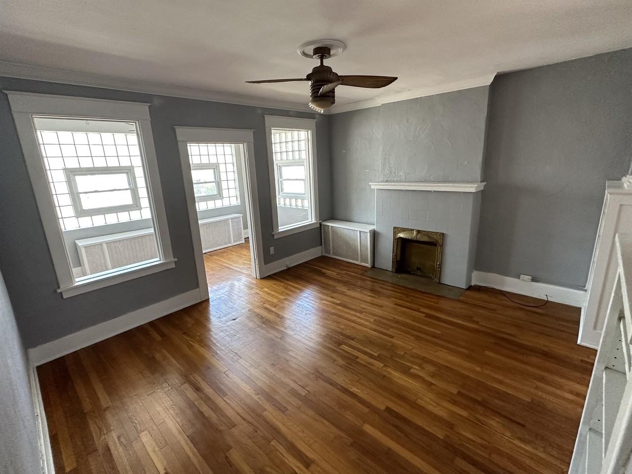 2727 Broadway Avenue - Photo 3 of 12