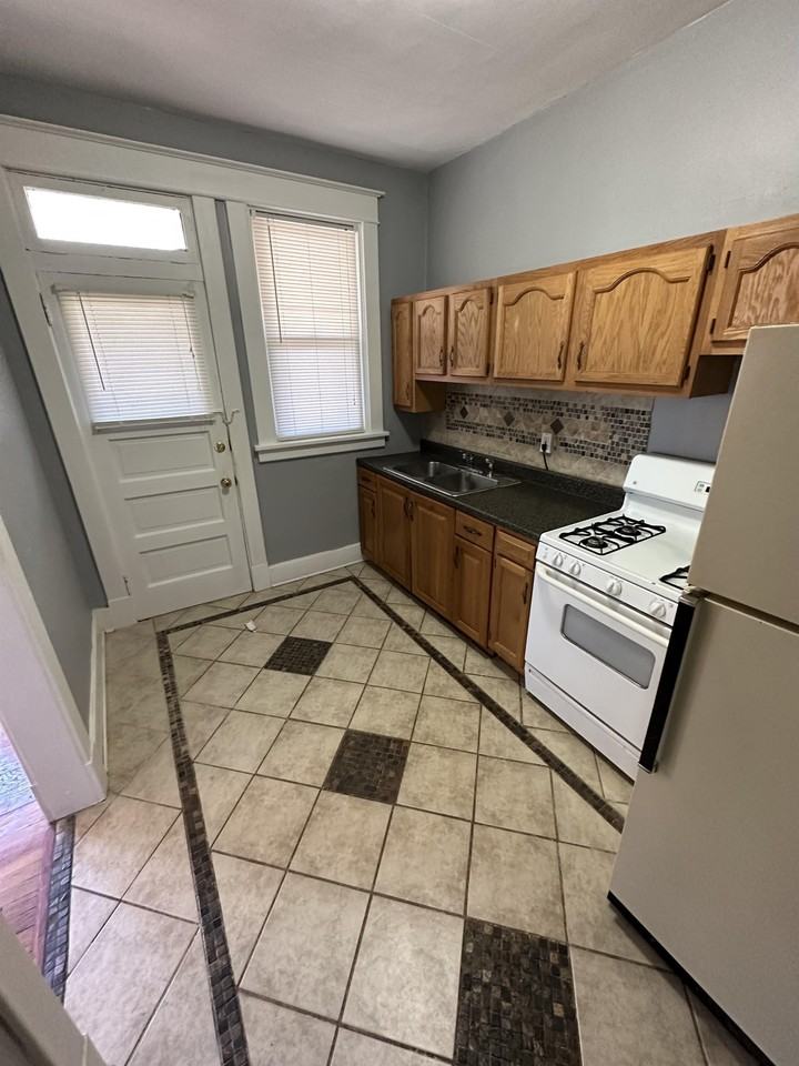 2727 Broadway Avenue - Photo 7 of 12