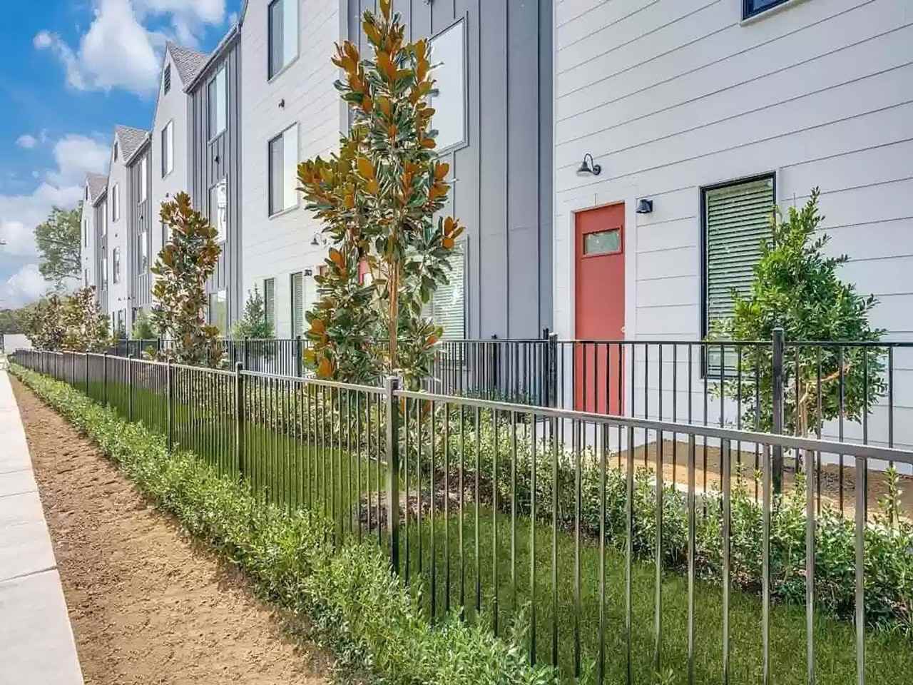 ONE MONTH FREE + $500 DEPOSIT! * Move in Ready! - Photo 2 of 18