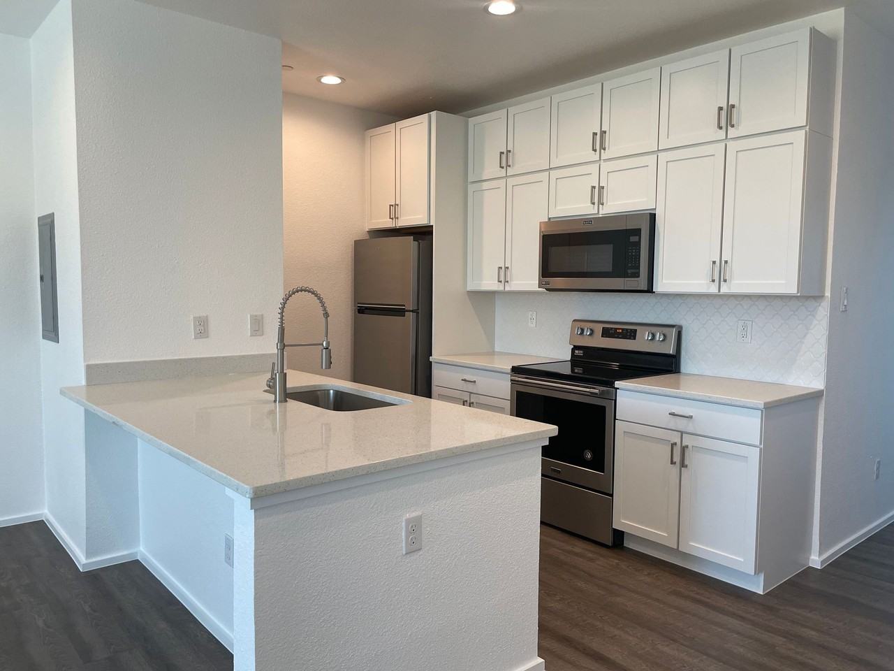 ONE MONTH FREE + $500 DEPOSIT! * Move in Ready! - Photo 4 of 18
