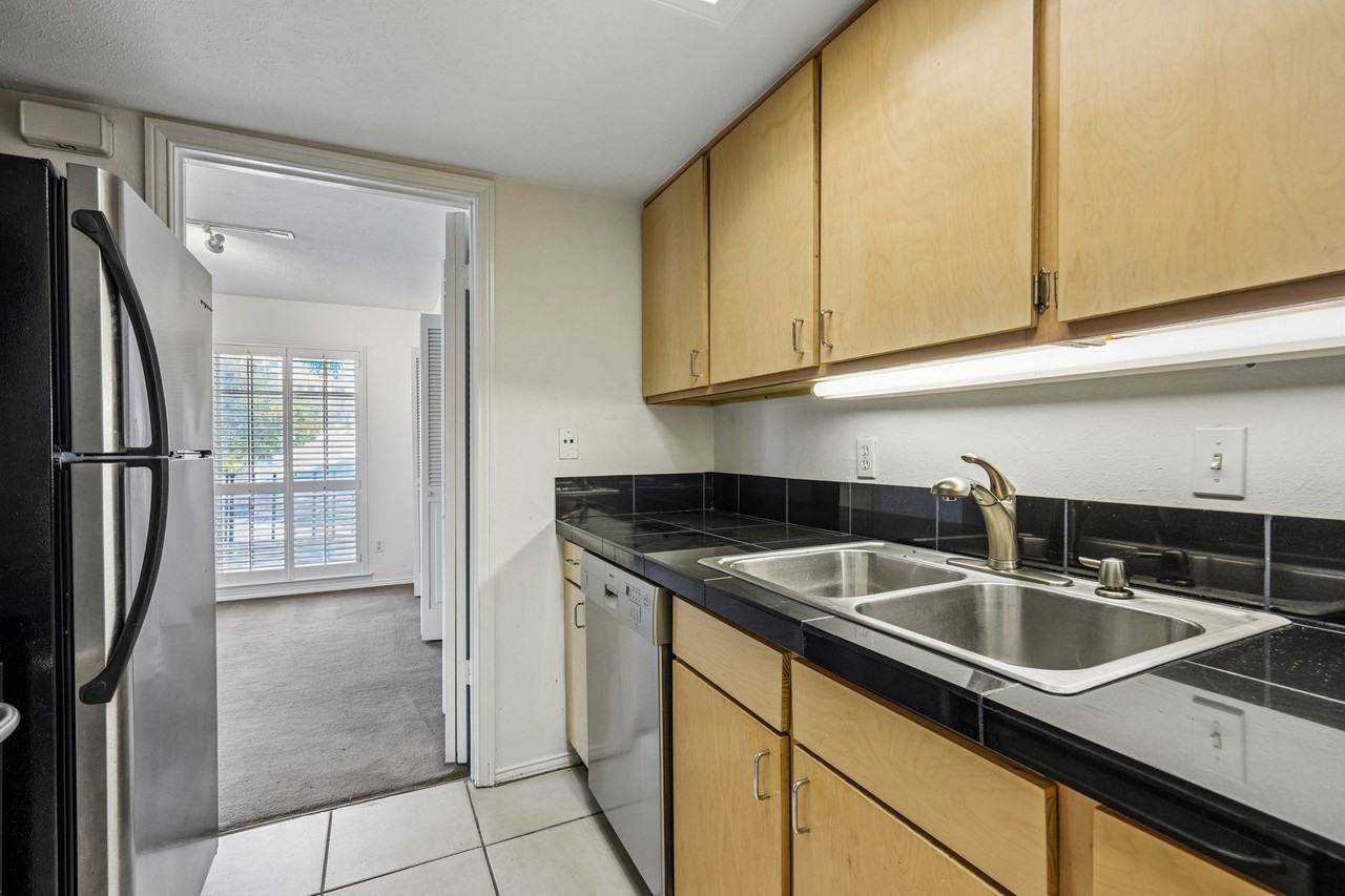 Kings Palace Apartments - Photo 4 of 19