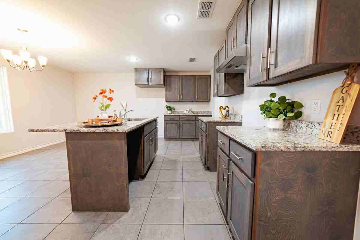 5520 Texana St - Photo 6 of 17