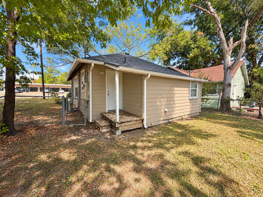 302 E College St - Photo 2 of 9