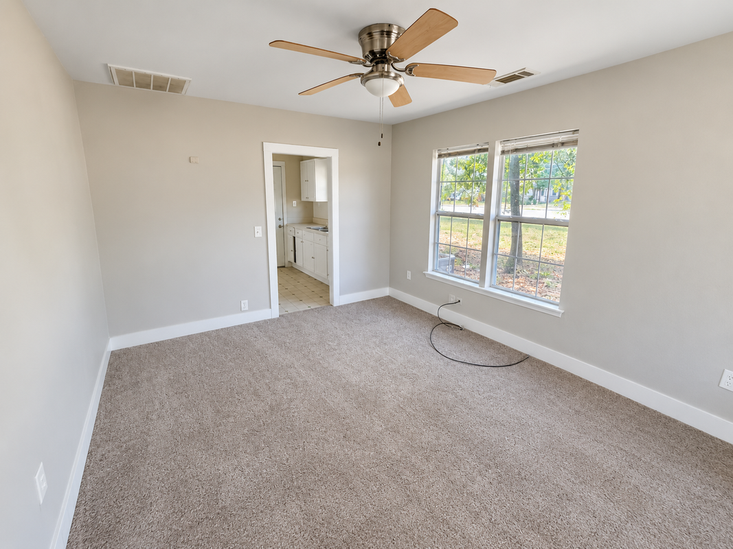 302 E College St - Photo 4 of 9
