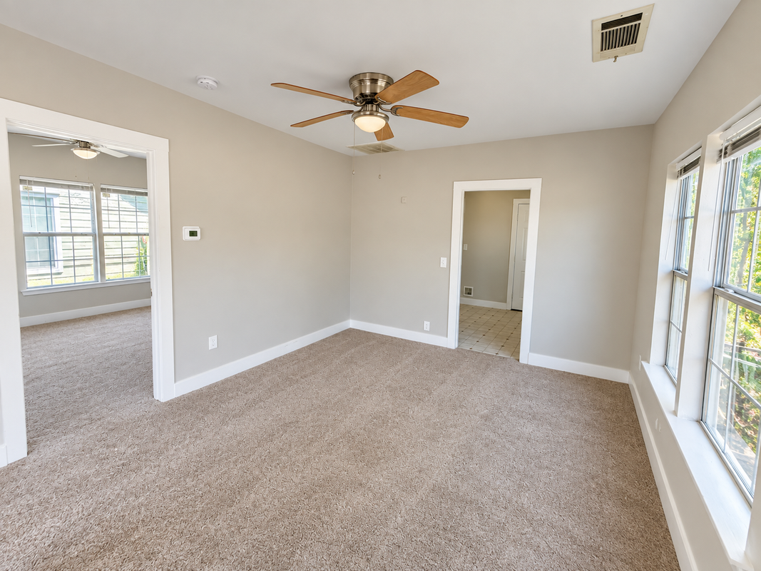 302 E College St - Photo 5 of 9
