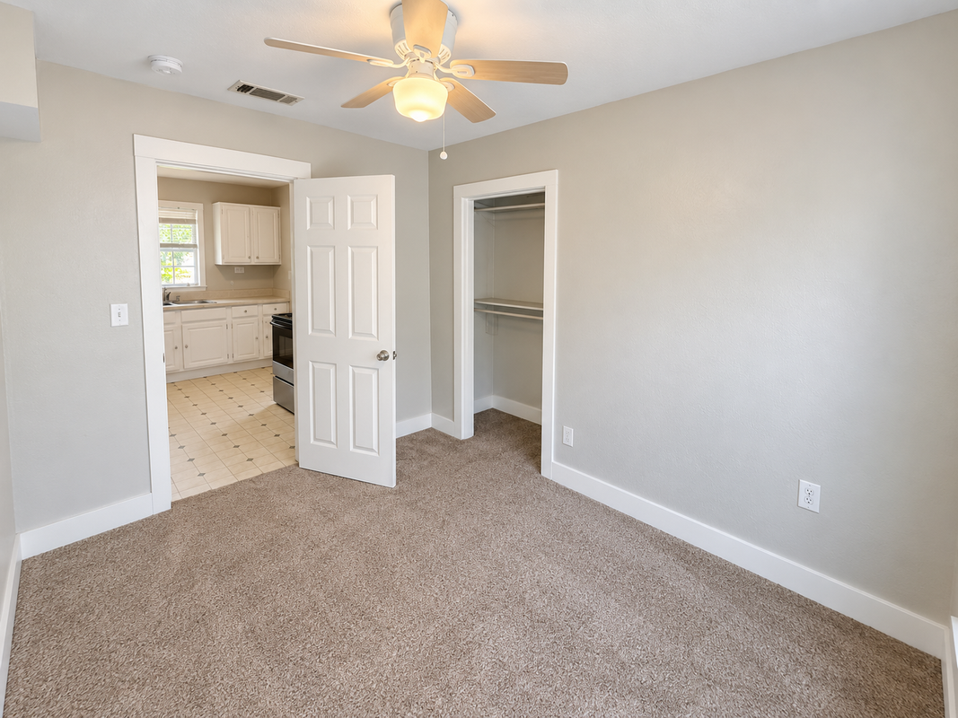 302 E College St - Photo 7 of 9