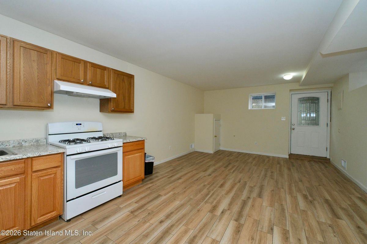 563 Bloomingdale Rd - Photo 7 of 12