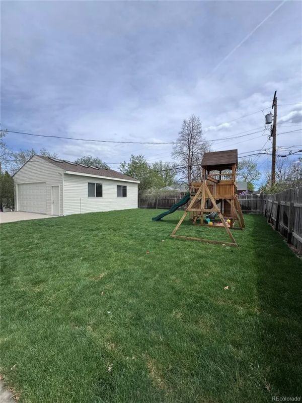 724 S Flamingo Ct - Photo 3 of 26