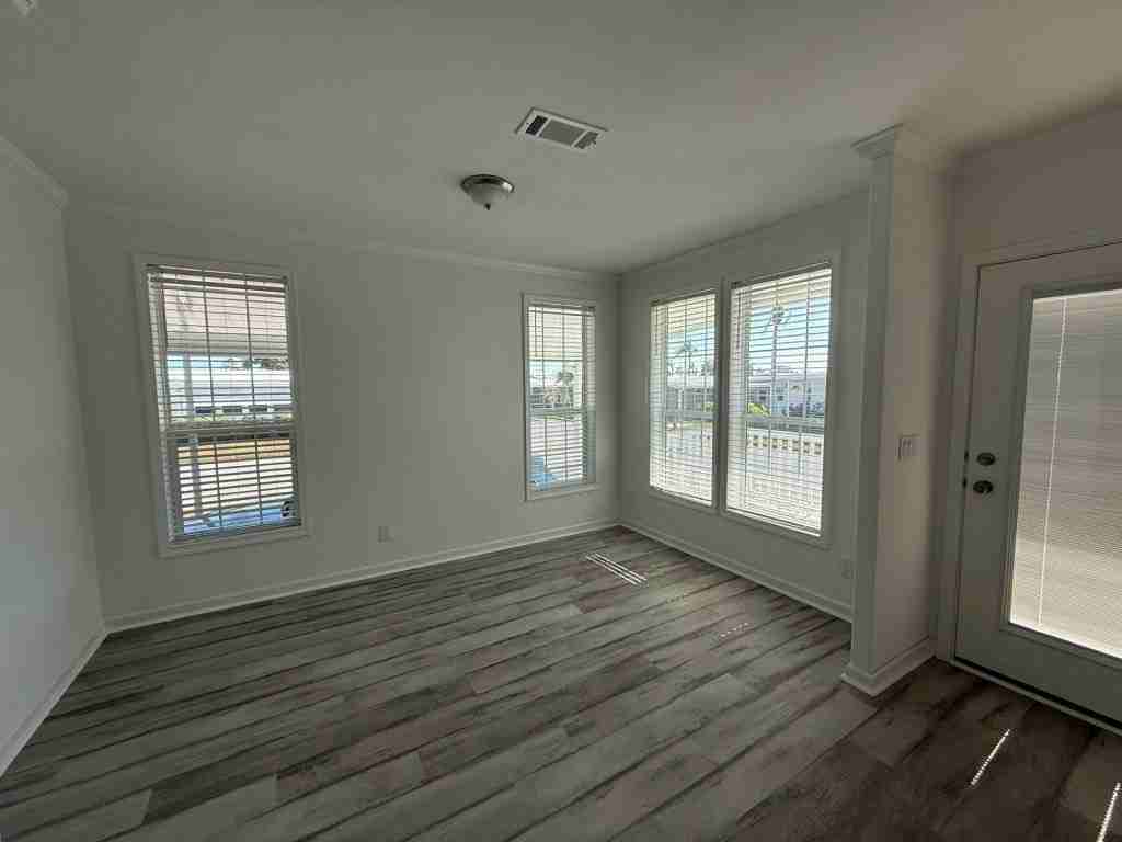 4208 Queens Way - Photo 6 of 36