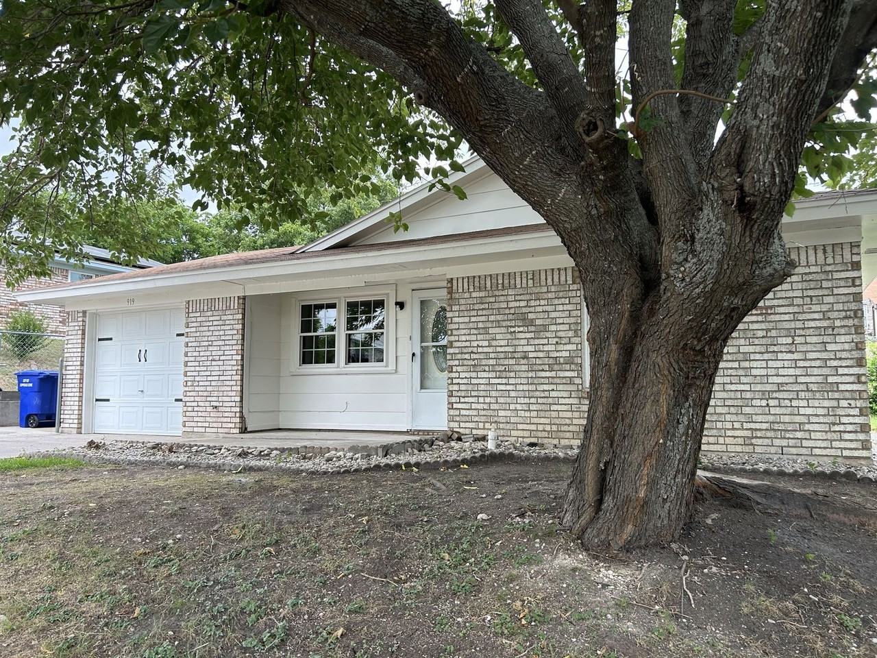 919 Marilyn Dr - Photo 2 of 11