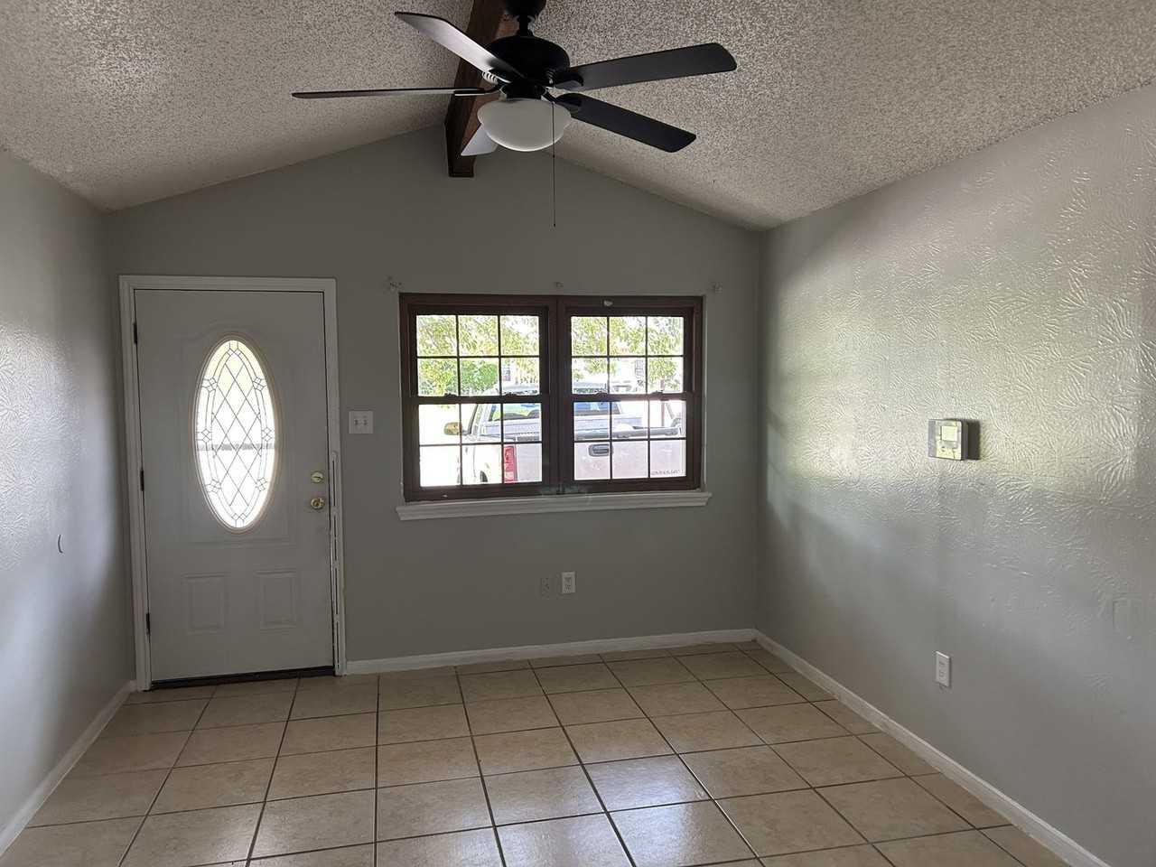 919 Marilyn Dr - Photo 4 of 11