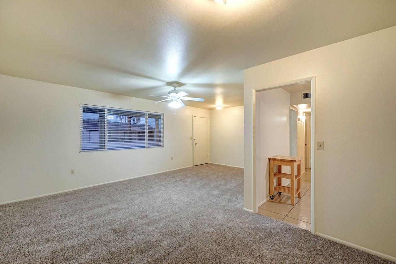 9951 W Clair Dr - Photo 5 of 23
