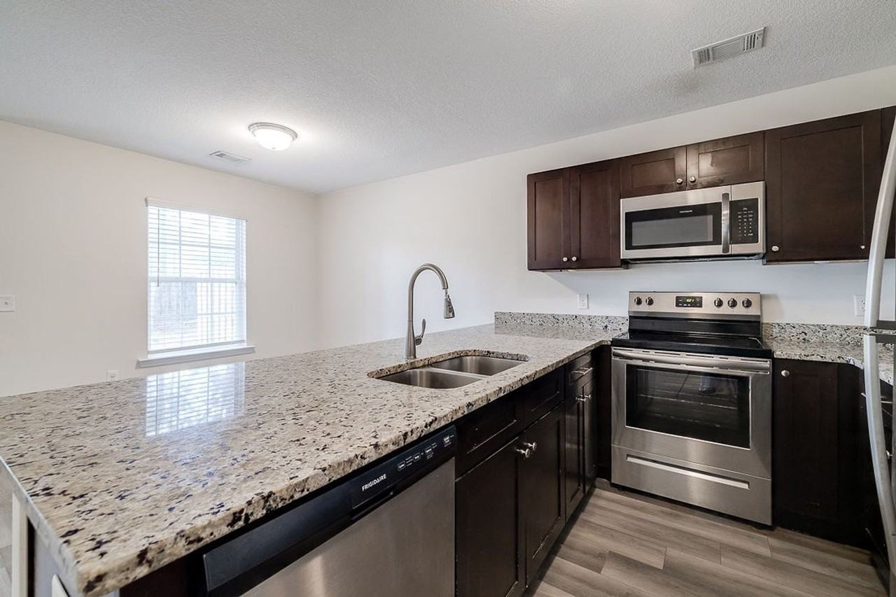 140 Barfield Way - Photo 2 of 24