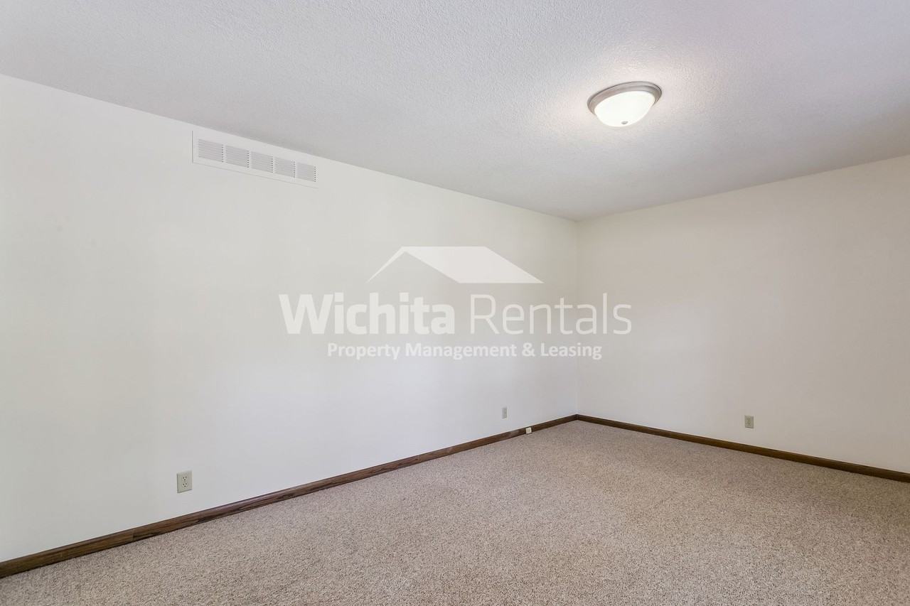 1331 N Westlink Ave - Photo 2 of 16