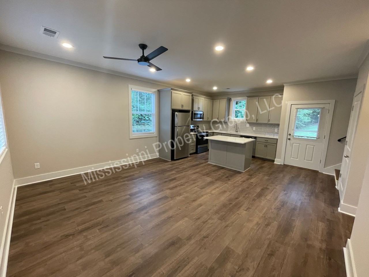 300 Boxwood Cir - Photo 2 of 19