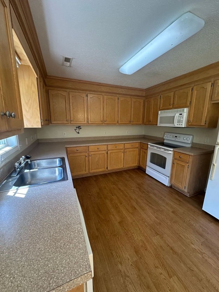 3285 N Kings Hwy - Photo 5 of 12