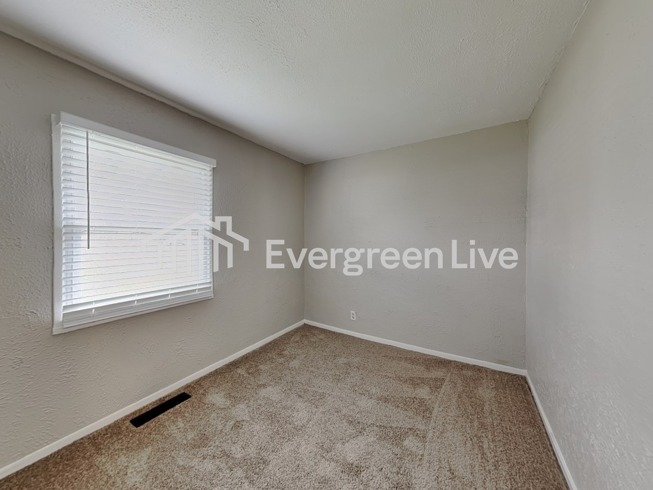 635 Hanover Dr - Photo 4 of 17