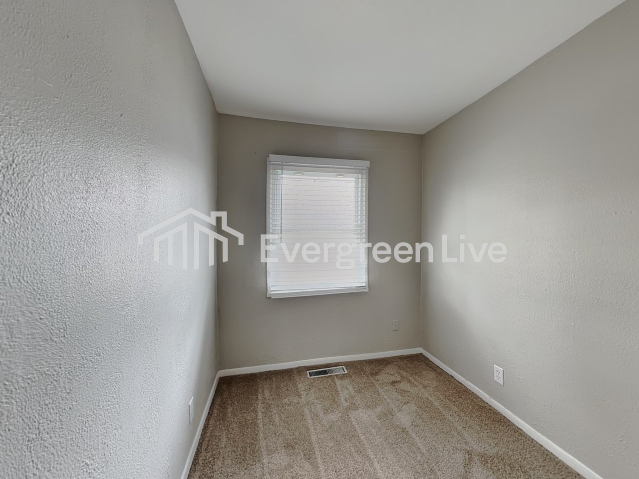 635 Hanover Dr - Photo 5 of 17