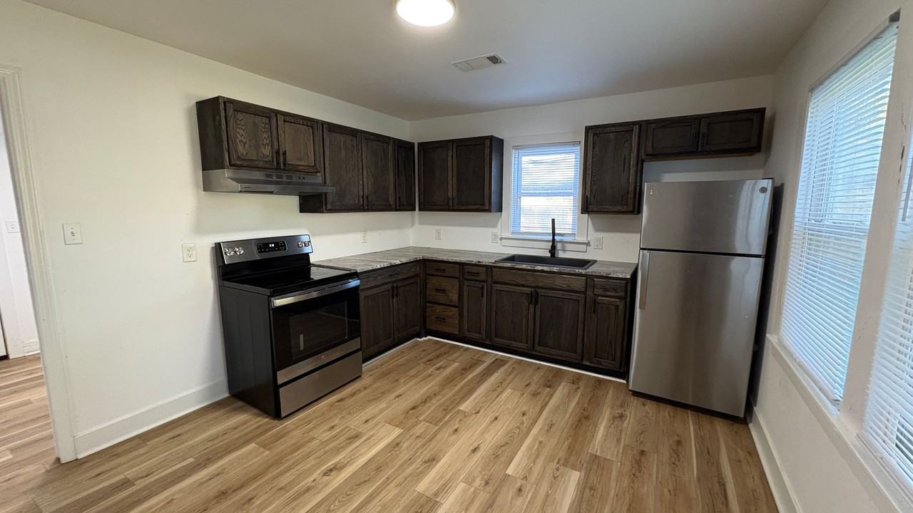 105 Middle St - Photo 2 of 15