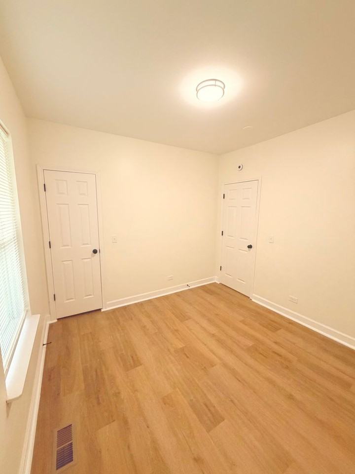 11807 S Peoria St - Photo 6 of 9