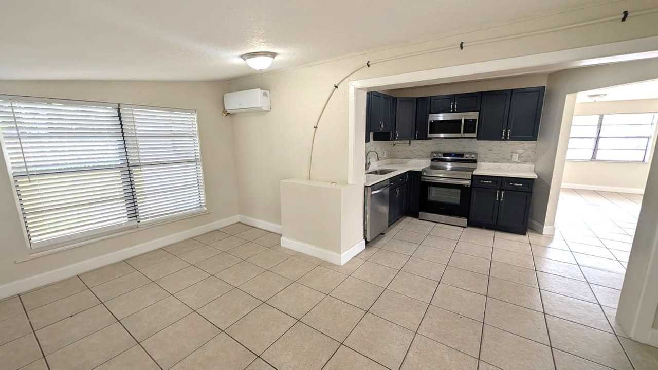 1552 Nw 15th Ter - Photo 4 of 29