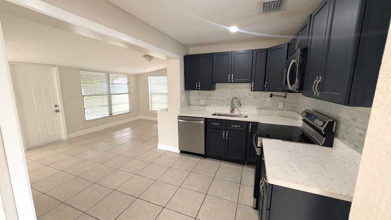 1552 Nw 15th Ter - Photo 5 of 29