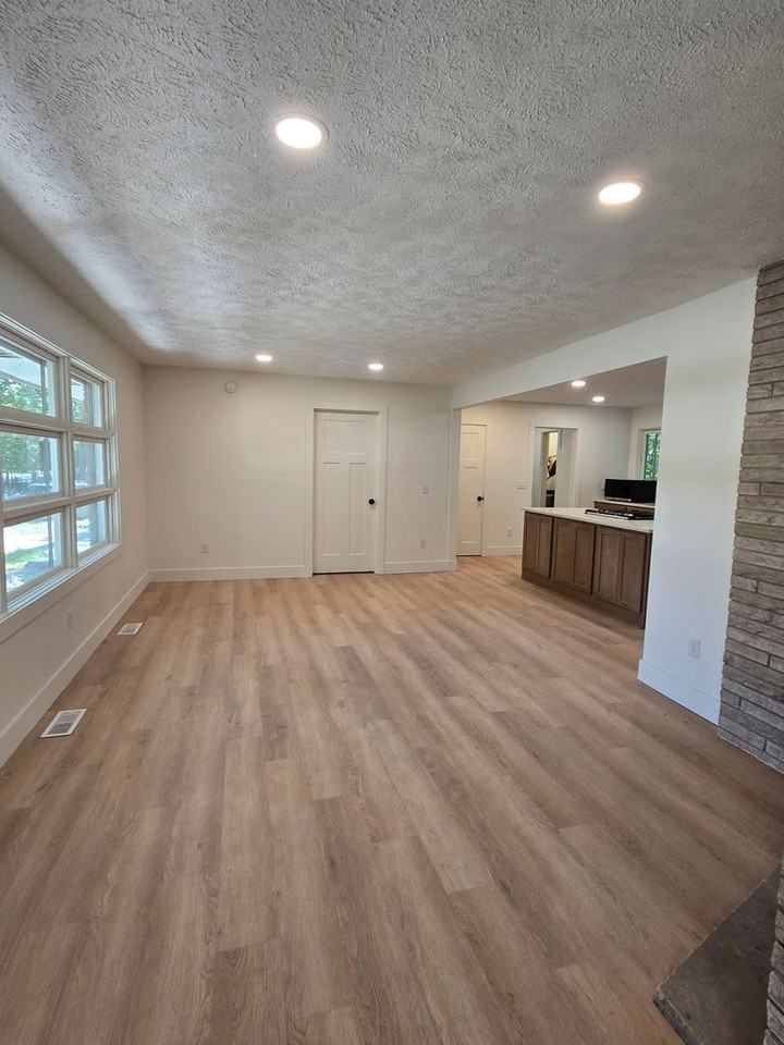 1499 Scenic Dr - Photo 3 of 13