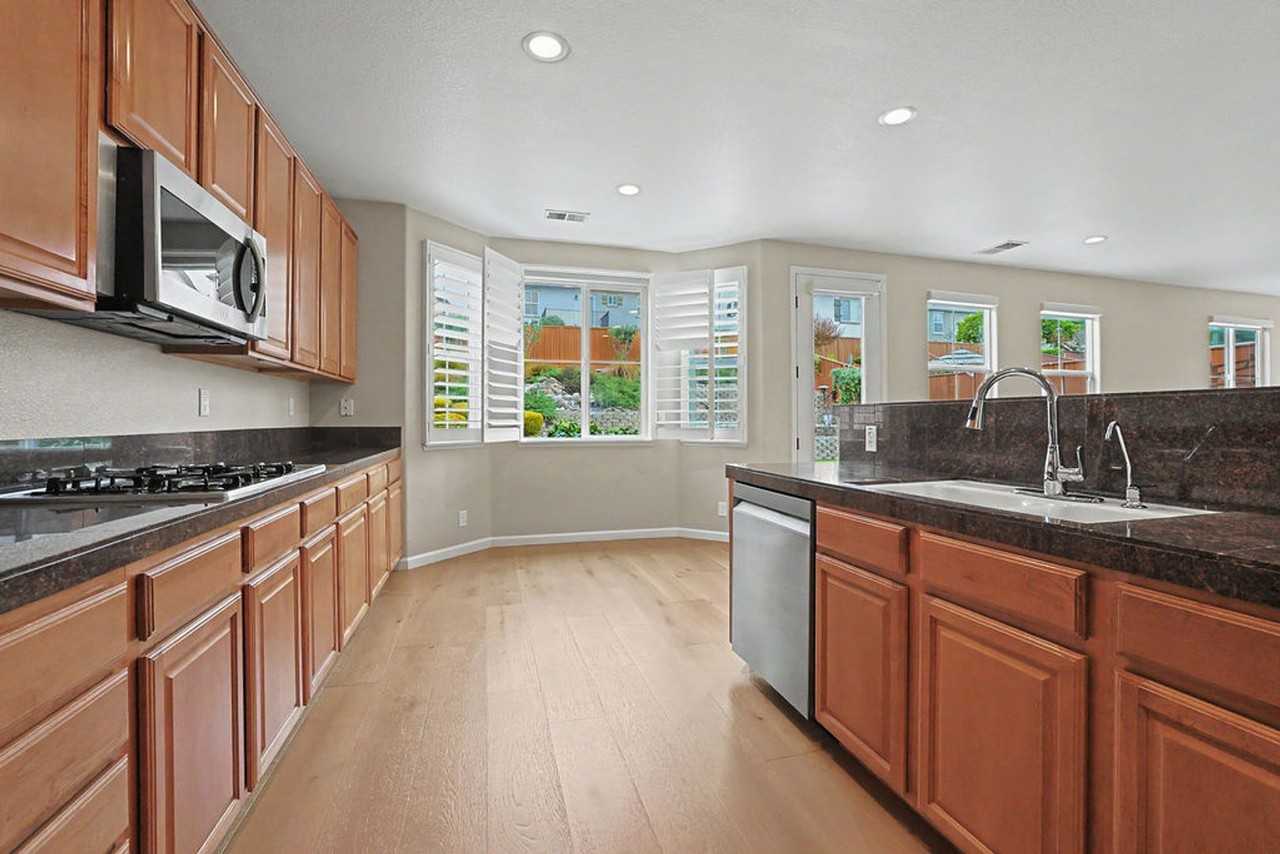 4865 Peninsula Point Dr - Photo 7 of 41