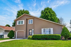 featured image of 1633 1633 Sapphire Way - 1103 Clarmar Dr
