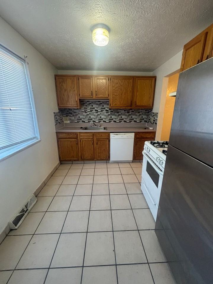 23823 Banbury Cir #5 - Photo 3 of 8