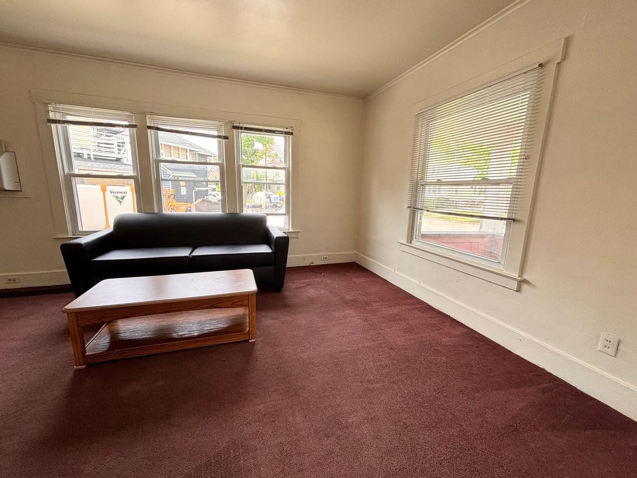 1318 Wilmot St - Photo 5 of 50