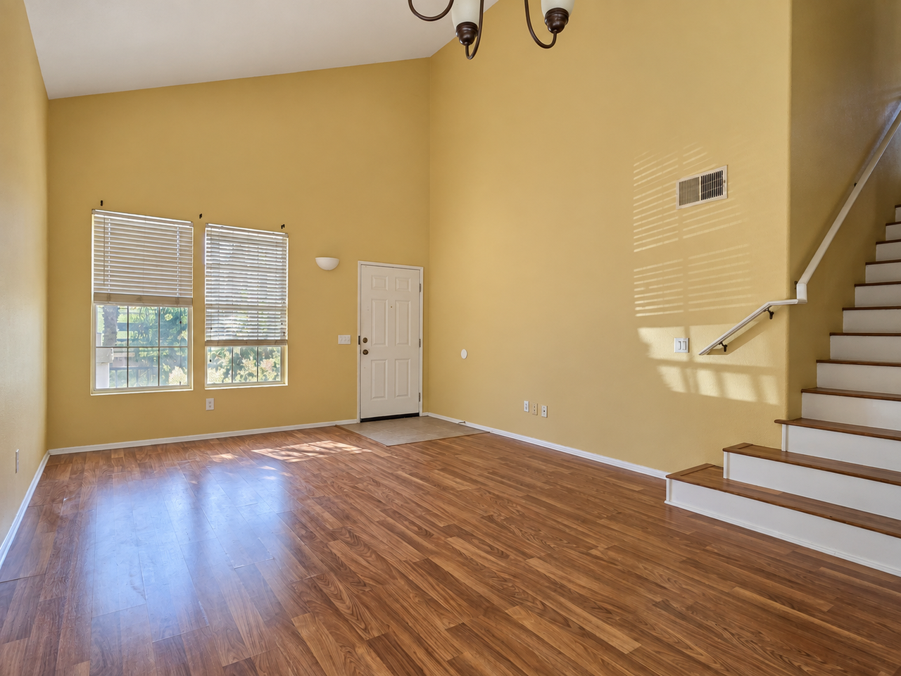 635 Hillhaven Dr - Photo 2 of 12