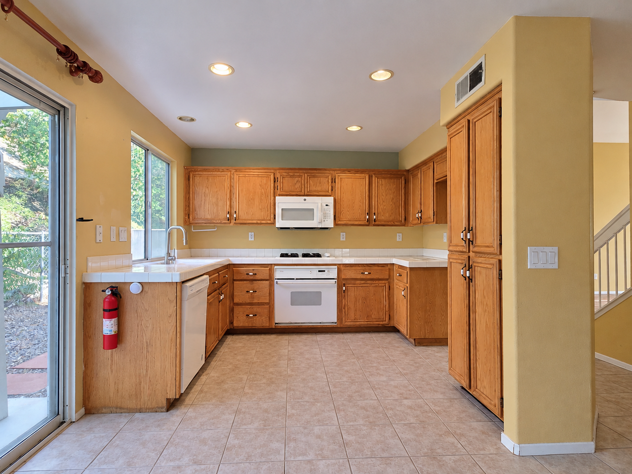 635 Hillhaven Dr - Photo 4 of 12