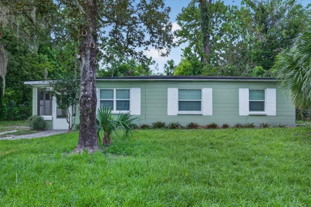 2256 Inwood Cir S - Photo 2 of 25