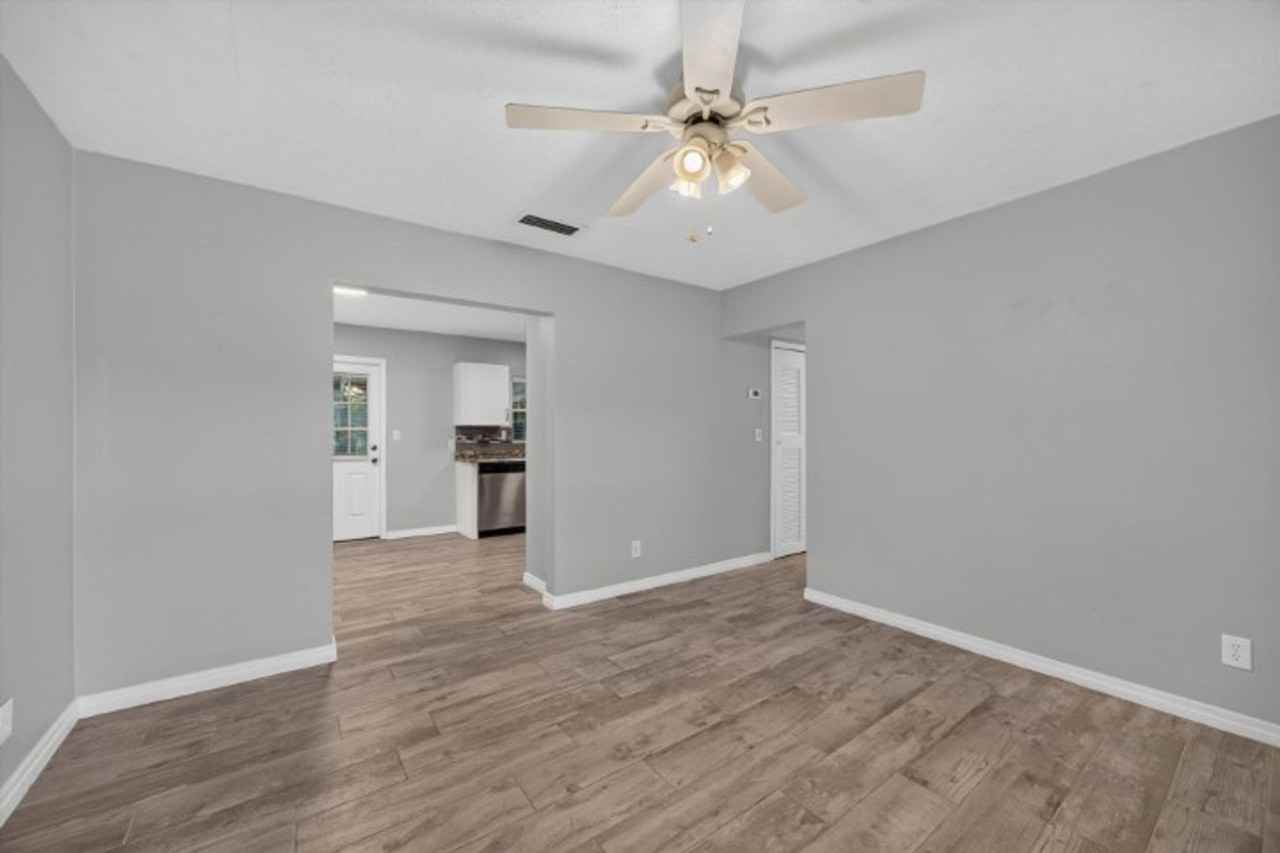 2256 Inwood Cir S - Photo 5 of 25