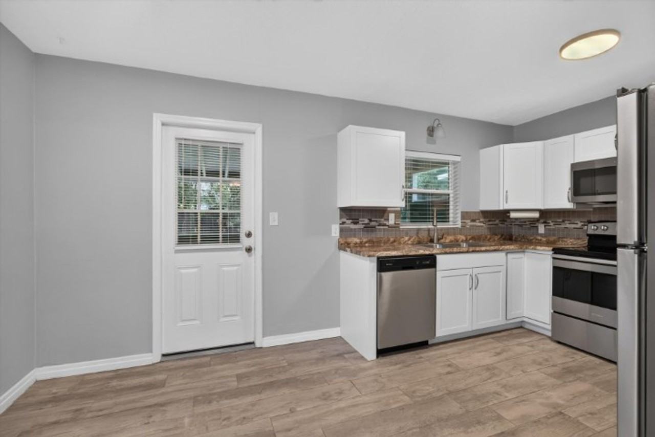 2256 Inwood Cir S - Photo 7 of 25