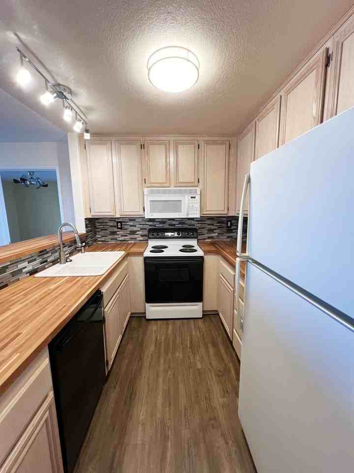 2005 Burton St #29 - Photo 5 of 20