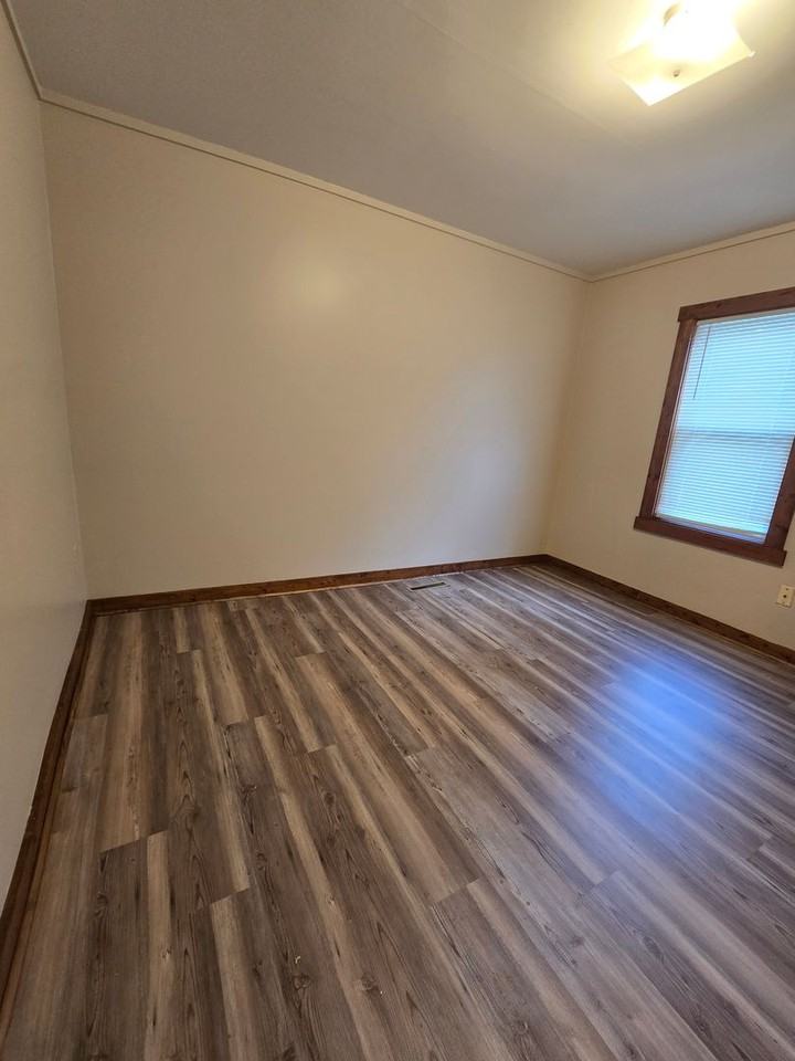 313 Sanford Ave - Photo 3 of 10