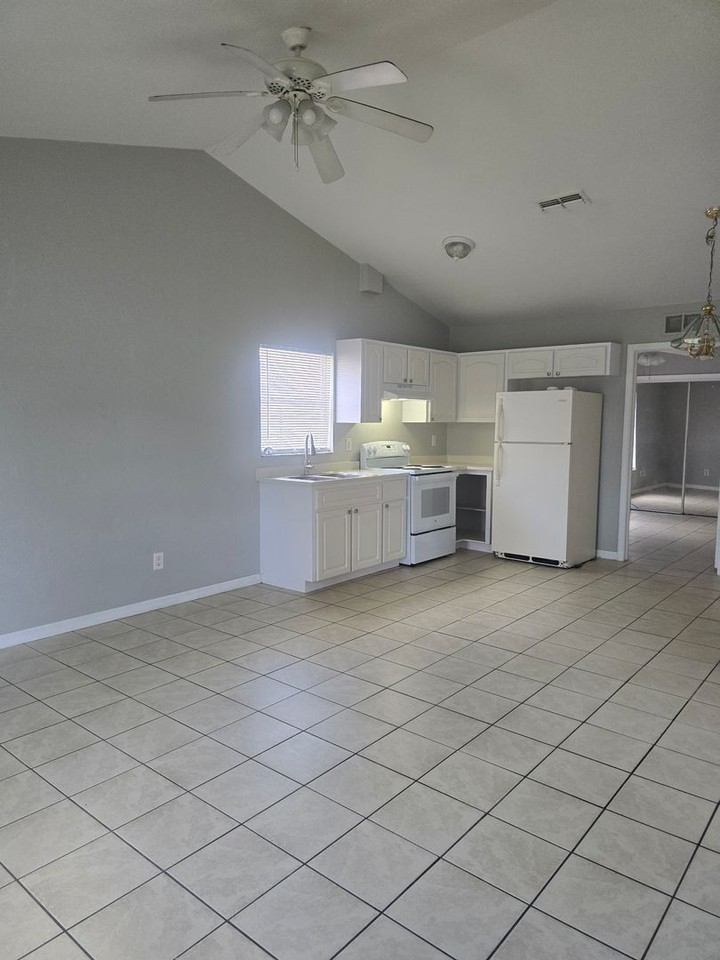 102 Drake St - Photo 2 of 16