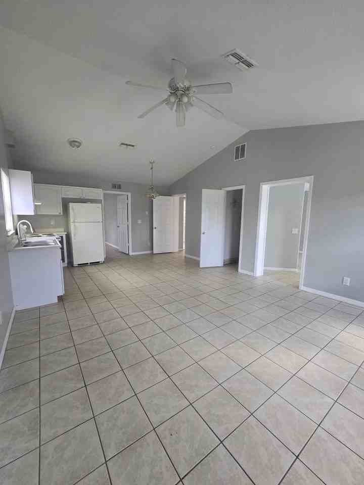 102 Drake St - Photo 4 of 16