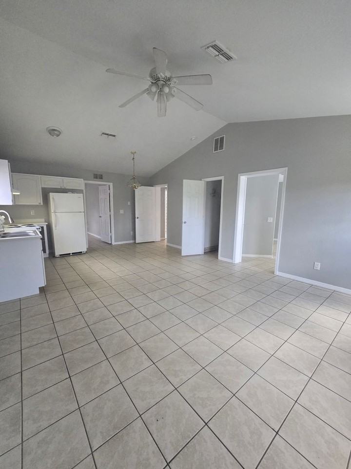 102 Drake St - Photo 5 of 16